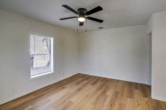 Building Photo - 2933 Moss St