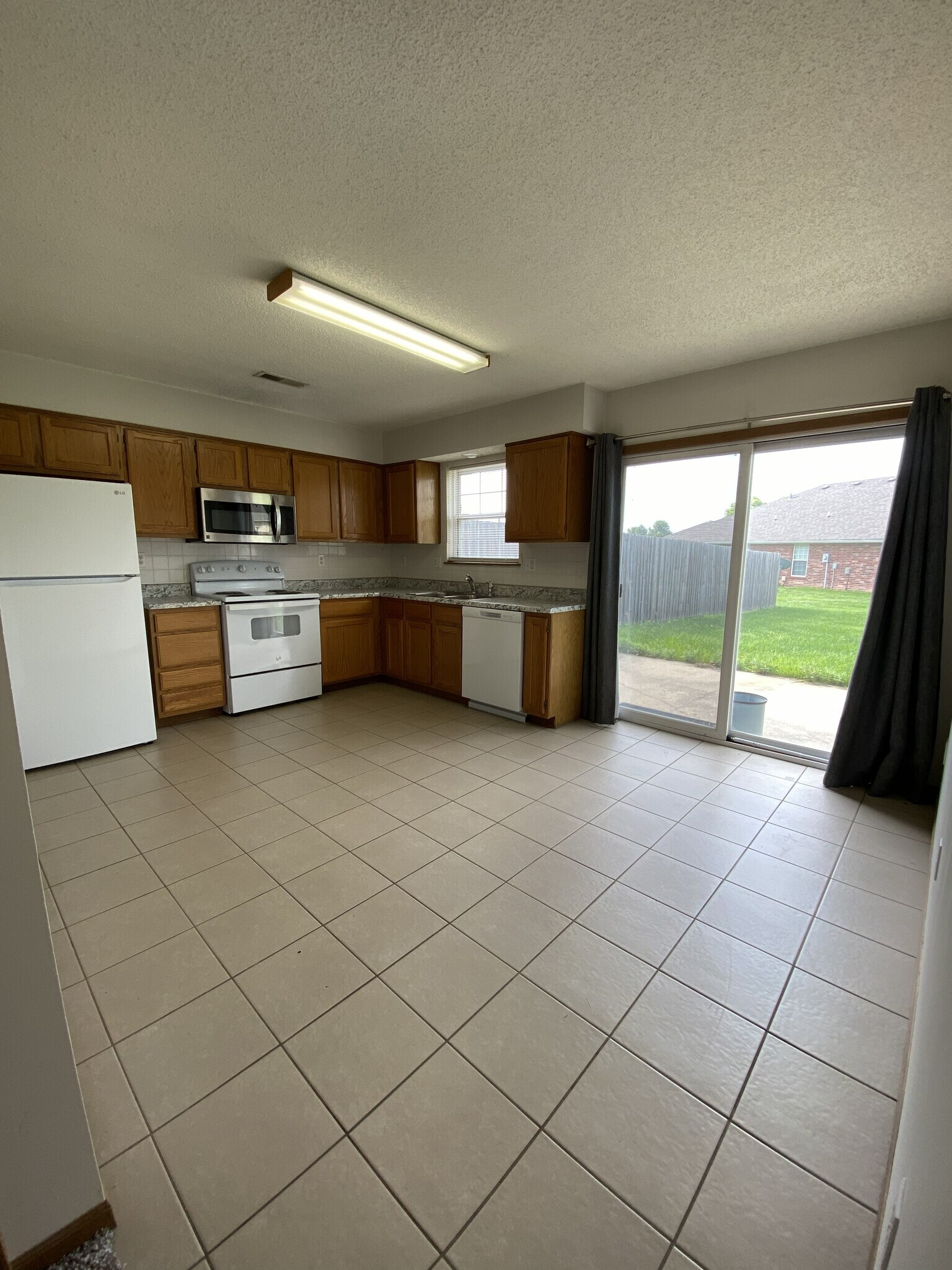 Building Photo - 907 NW Willow Dr