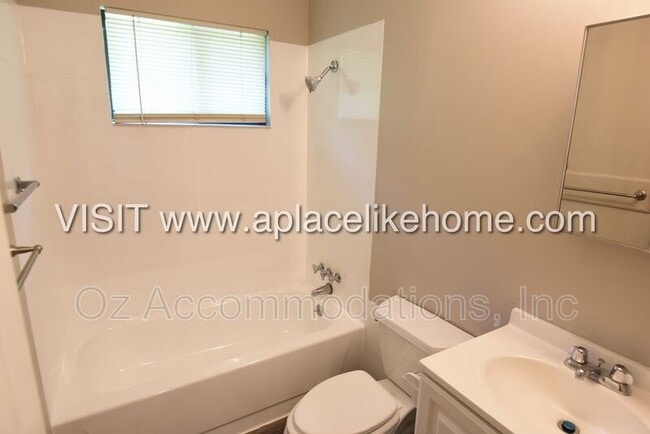 Building Photo - 119 SE Greystone Dr