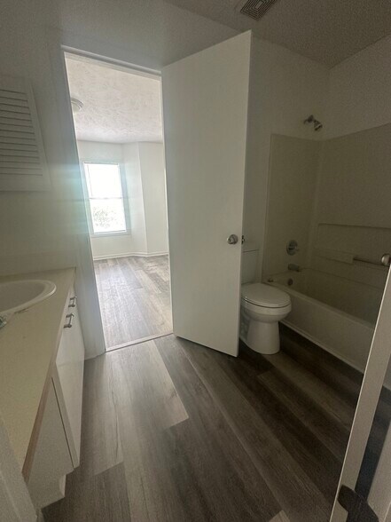 Building Photo - 1022 Brookhollow Dr