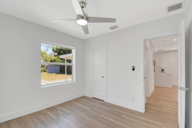 Building Photo - 420 SW 13th St