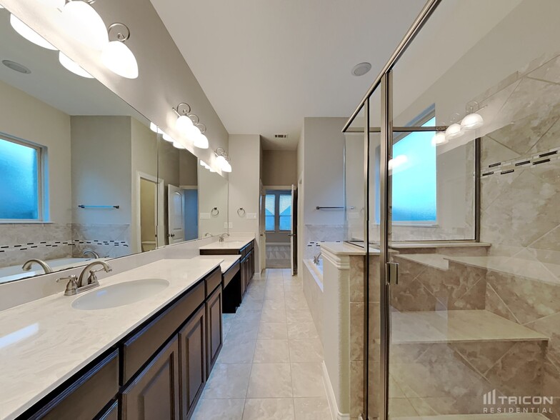 Building Photo - 11344 Live Oak Creek Dr