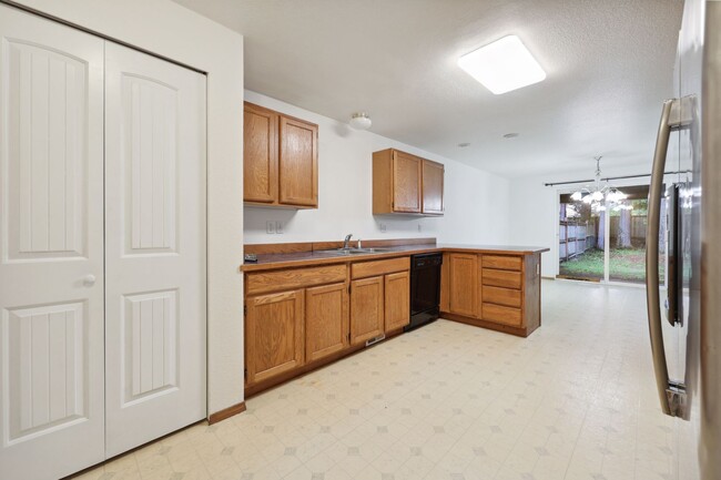 Building Photo - Move in Ready! 3 bed 2.5 bath duplex - Nor...