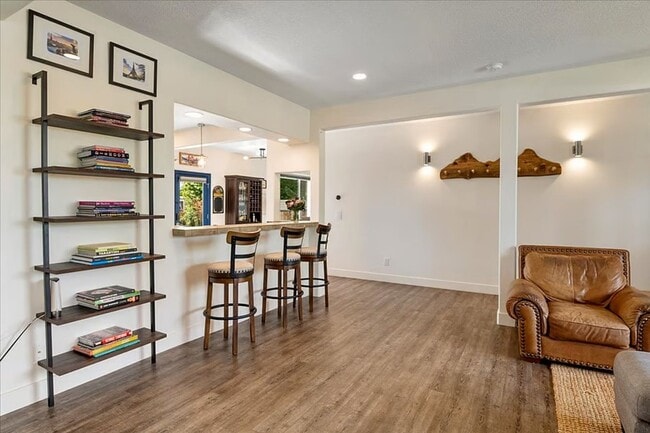 Building Photo - 1622 NW Rimrock Dr