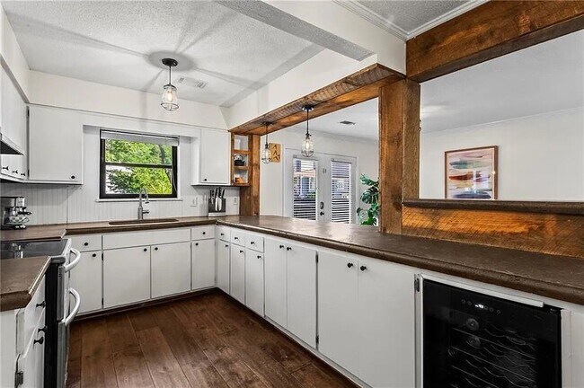 Building Photo - 1028 Riverbend Club Dr SE