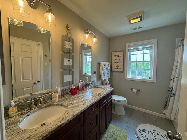Building Photo - Beautiful 4 Bedroom Colonial