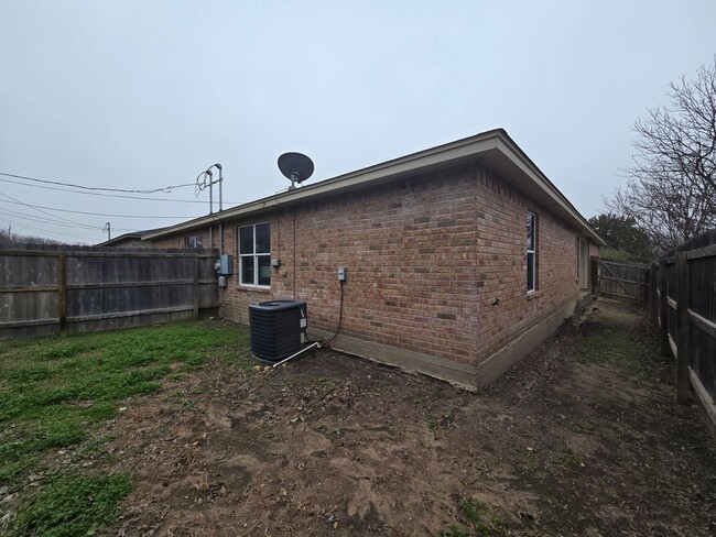 Building Photo - 905 Rosewood Dr