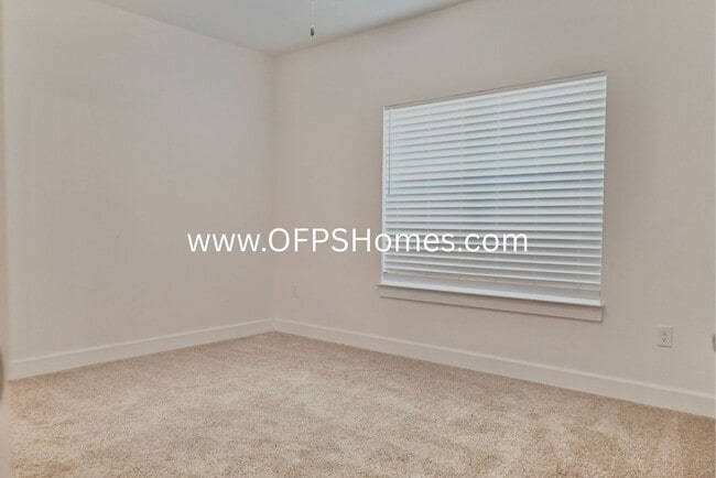 Building Photo - 4bed Home within Walking Distance to Sound