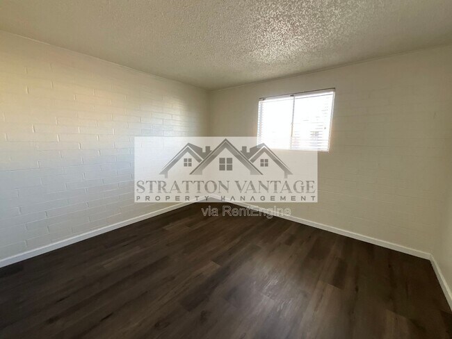 Building Photo - 6936 E 4th St