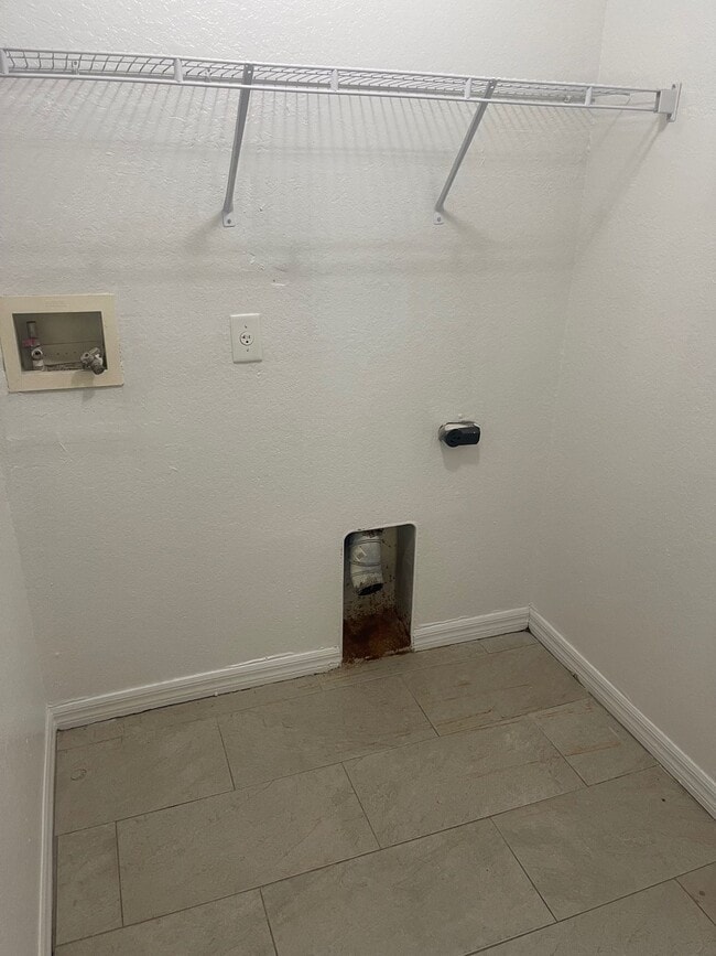 Building Photo - 4 Bedroom 2 Bath