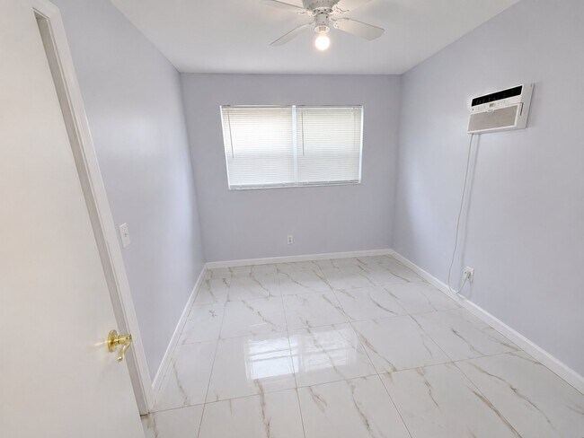 Building Photo - 4054 SW 50th St