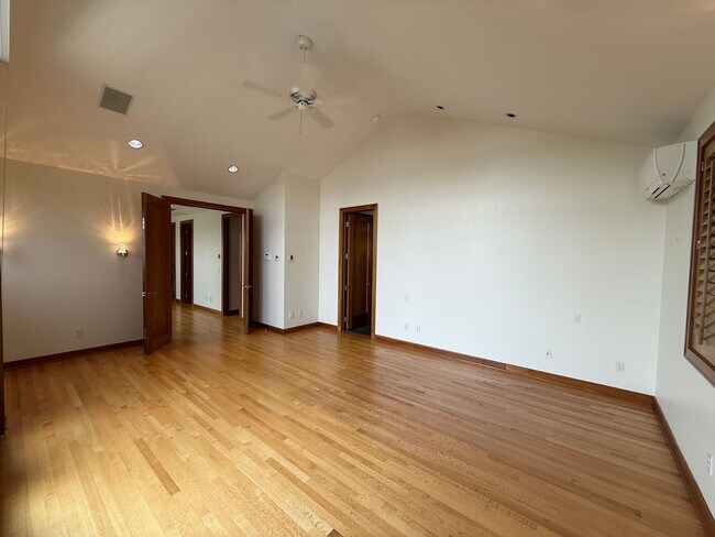 Building Photo - 7275 N Mercer Way