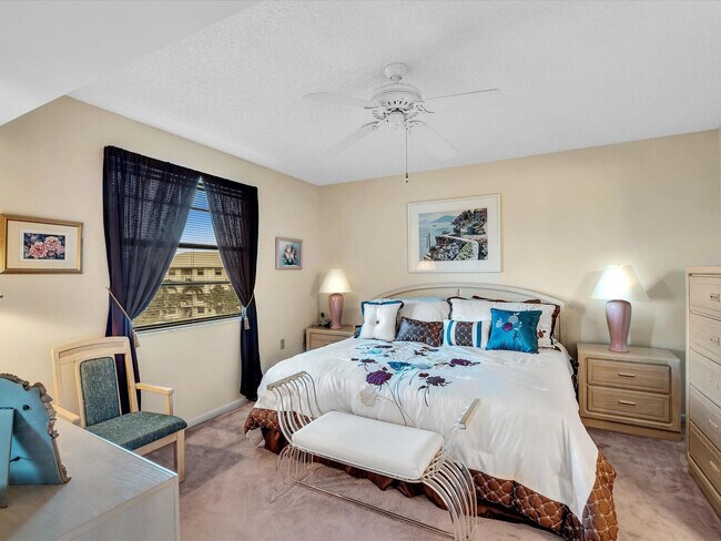 Building Photo - 6049 Balboa Cir