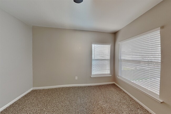 Building Photo - 802 Sierra Lake Dr