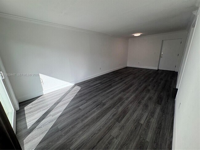 Building Photo - 633 S Royal Poinciana Blvd