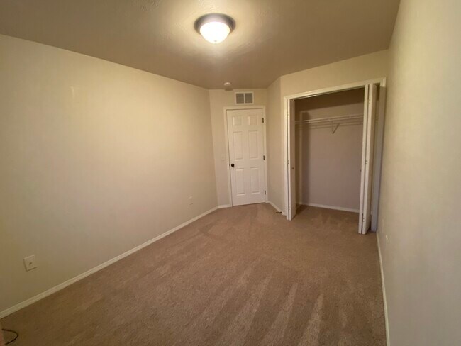 Building Photo - 6511 S Santa Rosa Pl