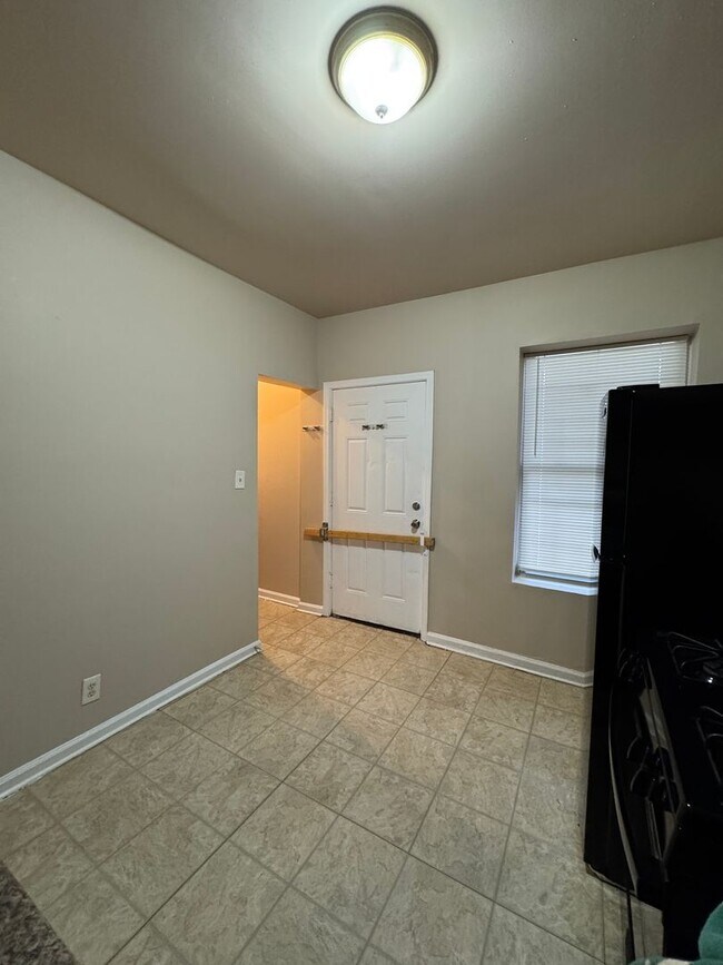 Building Photo - 4827 W Van Buren St