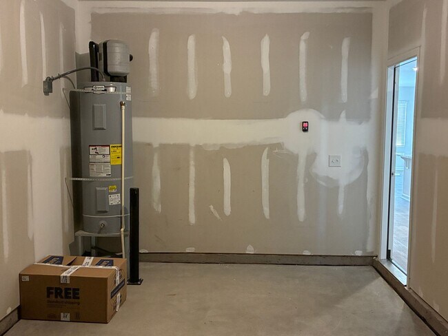 Building Photo - W2045