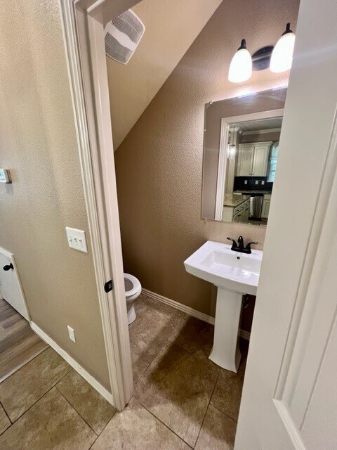 Building Photo - 892 W Hughes St