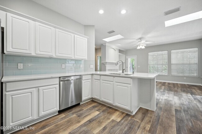 Building Photo - 4565 E Seneca Dr