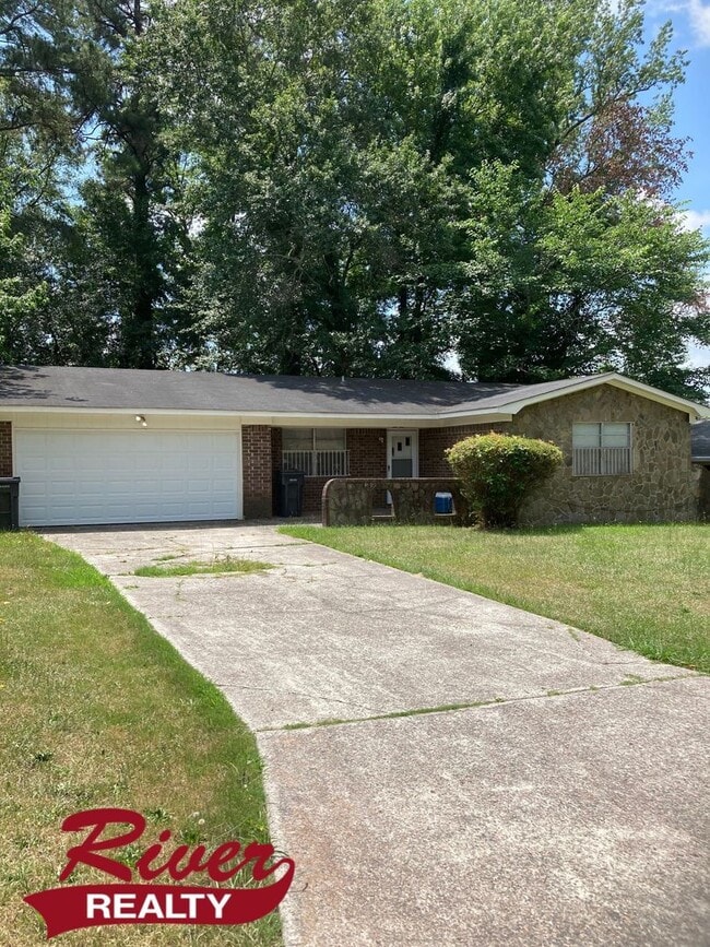 Building Photo - 3 Bedroom 2 Bath House with Double Garage ...
