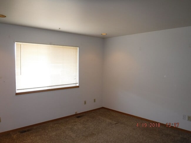Building Photo - 3 Bedroom Home- Close to Parks and Schools!!- Dog Negotiable!!
