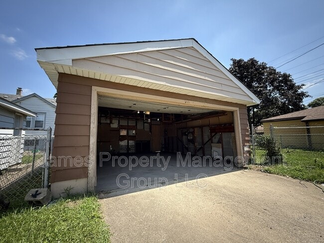 Building Photo - 666 Greenbay Ave