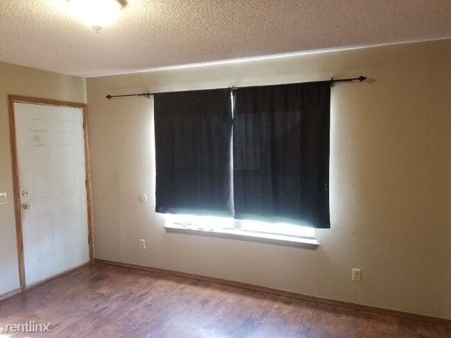Building Photo - 2 br, 1.5 bath Townhome - 323 N. Madison