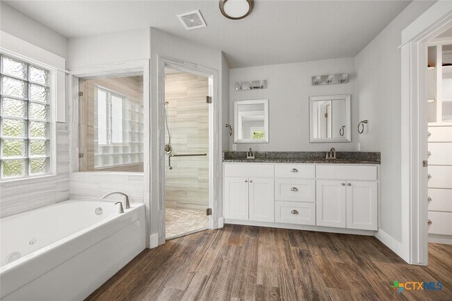 Building Photo - 7 Woodhollow Way