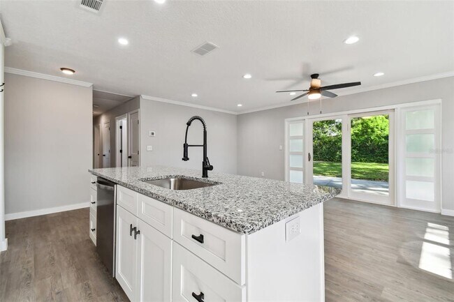 Building Photo - 535 W Palmeden Dr