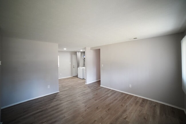 Building Photo - 4 bd/2 bath near Jackson Bluff