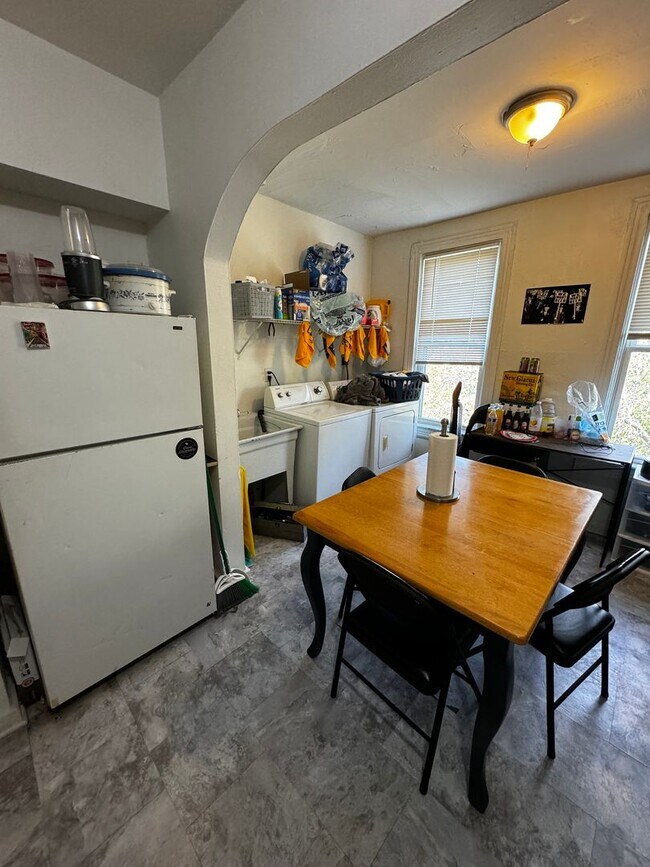 Building Photo - 27 Welsford St
