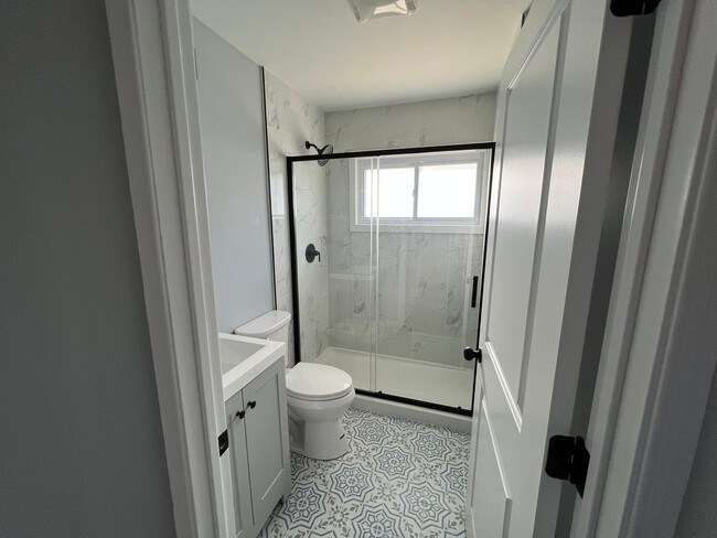 Building Photo - Renovated 4 bed 2 bath single home in levi...