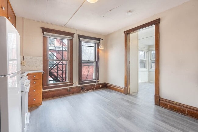 Interior Photo - 2610 College St