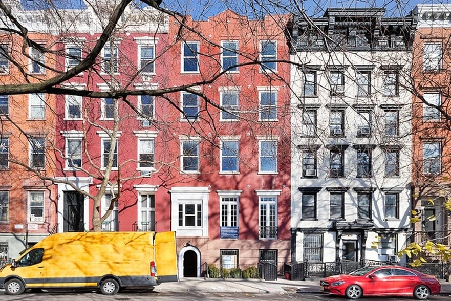 Building Photo - 301 E 10th St
