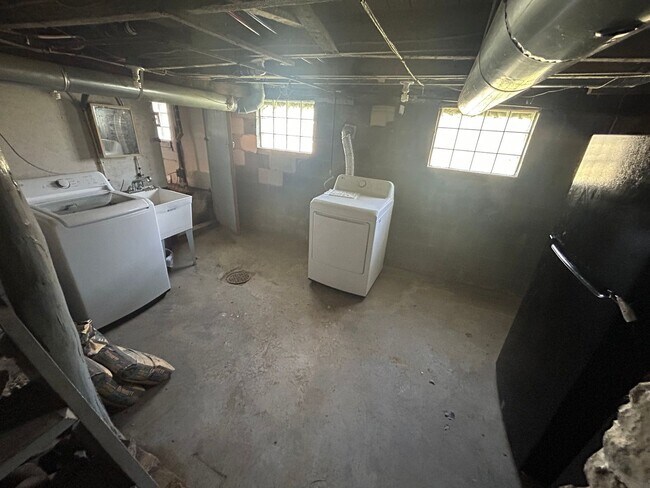 Building Photo - WestonWay633-635