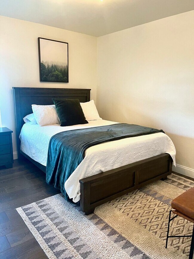 Building Photo - *** Near Domain * Stunning 4 Bedroom House * Fully Furnished * Designer Decorated * High End Luxu...