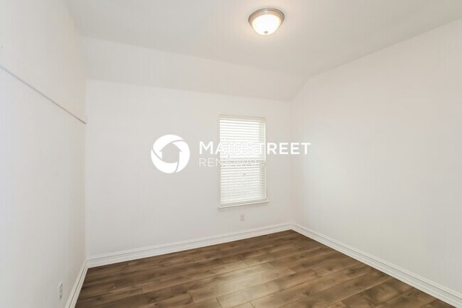 Building Photo - 3 Bedroom Pet-Friendly Home in Denton, TX with Main Street Renewal