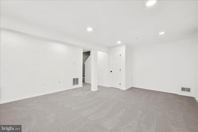 Building Photo - Beautiful End Unit Townhome in Bluffs At Deep Creek!