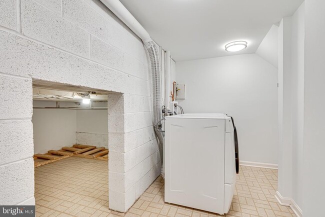 Building Photo - 1423 McLean Mews Ct