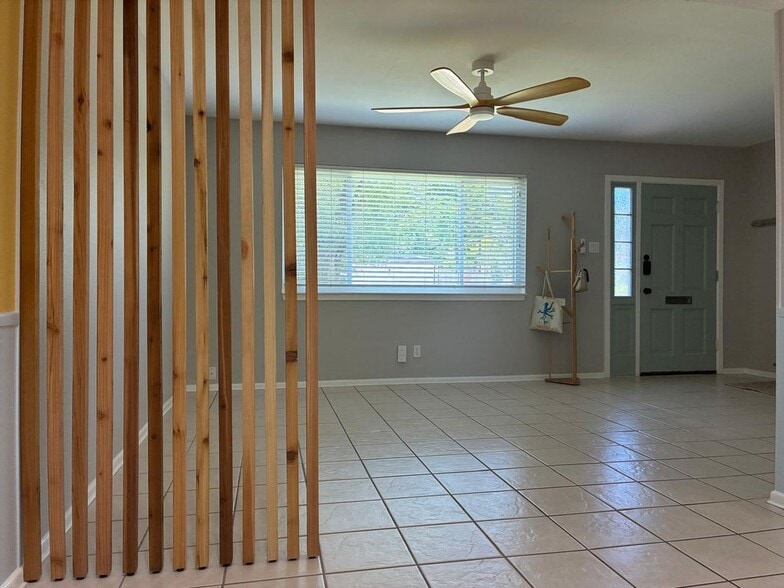 Building Photo - 105 W Silver Sands Dr