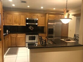 Building Photo - 1055 Kensington Park Dr