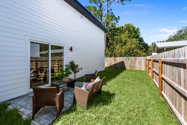 Building Photo - 816 W 9th St