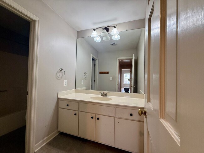Building Photo - Quaint East Nashville Townhome