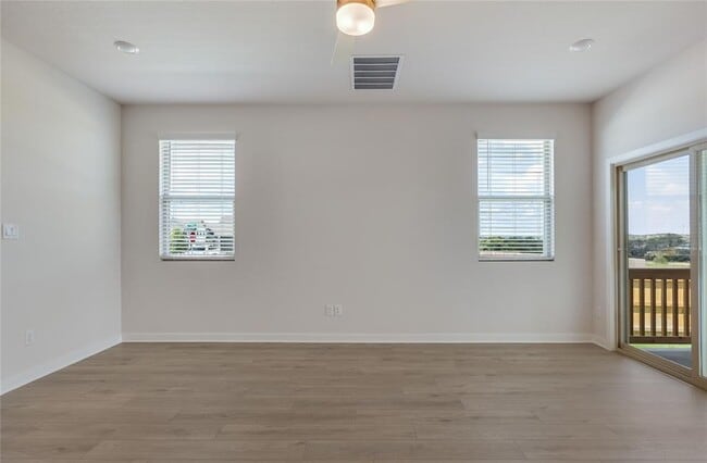 Building Photo - 261 Crater Lk Dr