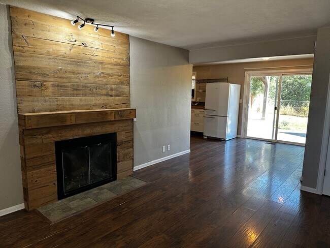Building Photo - 636-400 NW East Thornton Lake Dr