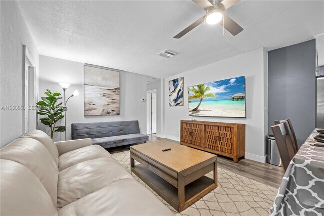 Building Photo - 1208 NE 5th Ave