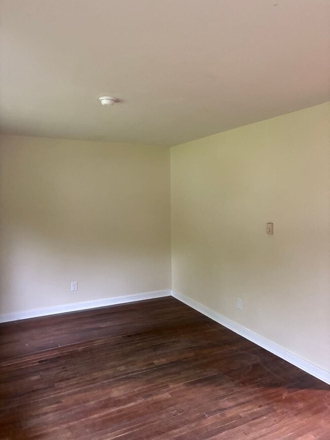Building Photo - Cozy 2 Bedroom 1 Bath Duplex! Available Now!