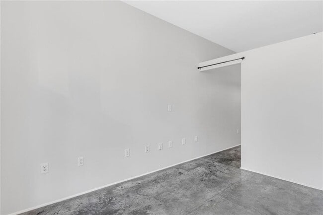 Building Photo - 560 Dutch Valley Rd NE