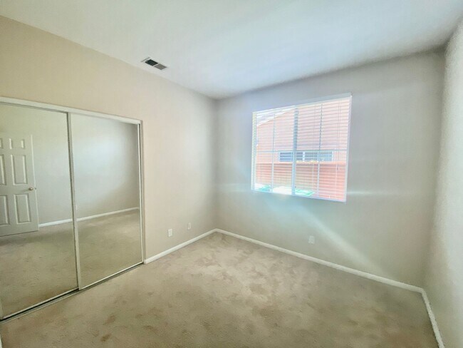 Building Photo - Stunning 4 bedroom home in Oceanside!!